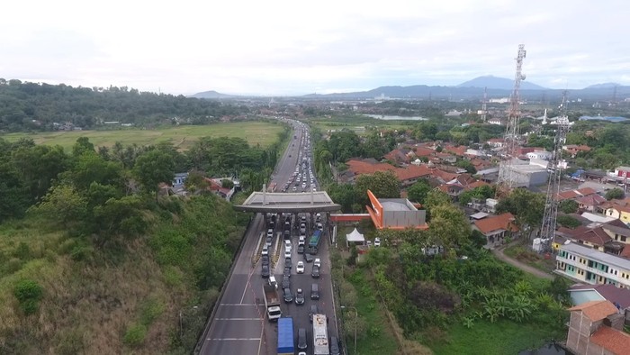 Arus lalu lintas menuju Pelabuhan Merak macet pagi ini, Jumat (29/4). Kemacetan terjadi sejak di Tol Merak menuju ke pelabuhan.