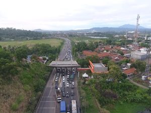 Exit Tol Merak Macet, Polisi Berlakukan Buka Tutup Jalan-Contra Flow