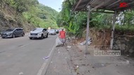 Mengais Rezeki dari Sampah Berserakan di Tengah Kemacetan Menuju Merak