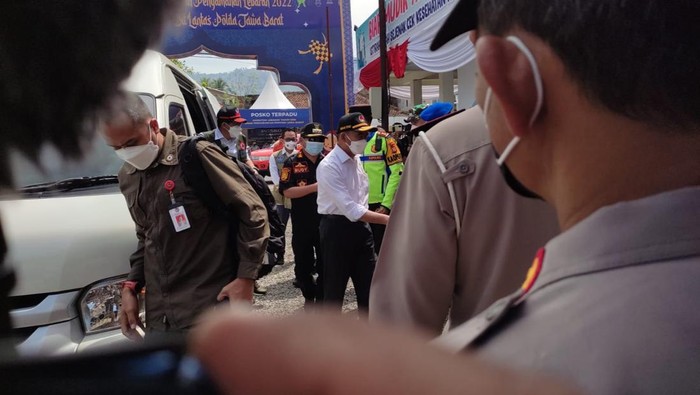 Menko PMK meninjau arus mudik di Garut.