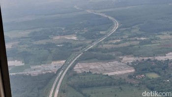 Tampak di sejumlah titik yang ada di tol Cikampek mengalami kepadatan imbas kebijakan one way. Foto: detikINET/Agus Tri Haryanto