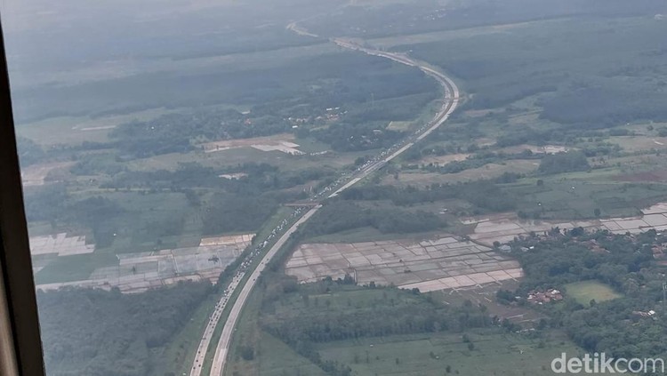 Menkominfo Menkominfo Johnny G. Plate mengecek kesiapan jaringan internet menghadapi lonjakan trafik telekomunikasi saat mudik lebaran 2022.