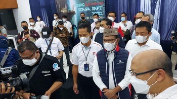 Mendarat di Cirebon, Menkominfo mengunjungi kantor Telkom di sana. Foto: detikINET/Agus Tri Haryanto