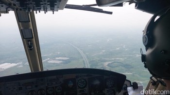 Terlihat dari udara, kendaraan terus mengalir dari arah Jakarta menuju Cirebon dan Jawa Tengah. Foto: detikINET/Agus Tri Haryanto