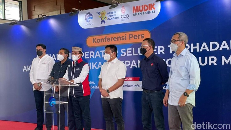 Menkominfo Johnny G. Plate mengecek kesiapan jaringan internet menghadapi lonjakan trafik telekomunikasi saat mudik lebaran 2022.