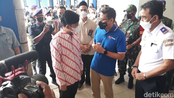 Menparekraf Sandiaga Uno bersama Wali Kota Solo Gibran Rakabuming Raka di Terminal Tirtonadi Solo, Jumat (29/4/2022).