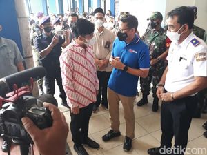 Sandiaga-Gibran Cek Posko Adem Enesis Group di Terminal Tirtonadi Solo