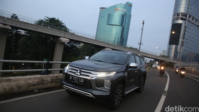 Mitsubishi Pajero Sport Dakar 4x2 A/T Mitsubishi Pajero Sport Dakar 4x2 A/T