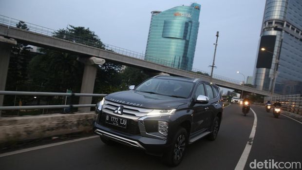Mitsubishi Pajero Sport Dakar 4x2 A/T Mitsubishi Pajero Sport Dakar 4x2 A/T