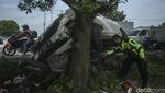 Mobil Banting Setir Hingga Tabrak Motor di Karawang