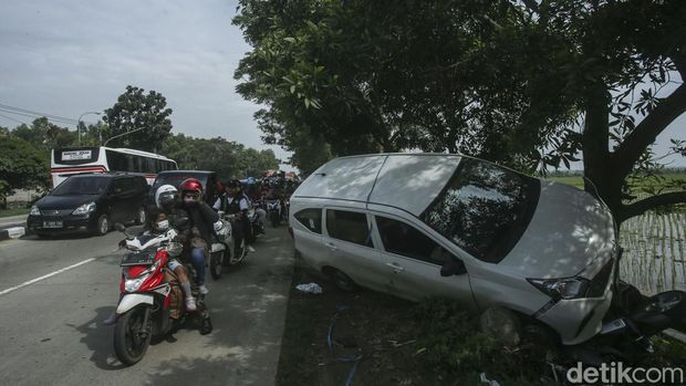 Bripka Tito Rama mengamati kendaraan mobil yang terlibat laka lantas di Jalan Lingkar Tanjung pura, Karawang, Jumat (29/4/2022).