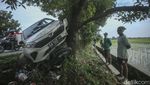 Mobil Banting Setir Hingga Tabrak Motor di Karawang