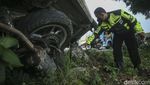 Mobil Banting Setir Hingga Tabrak Motor di Karawang