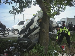 Diduga Mengantuk, Pengemudi Mobil Seruduk Pemudik Motor di Karawang