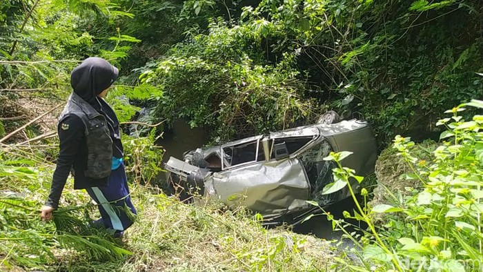 Mobil Terjun ke Jurang di Bandung Barat