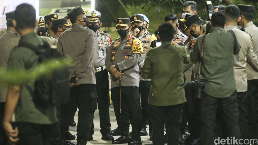 Kapolri Jenderal Listyo Sigit Prabowo meninjau langsung hari pertama penerapan one way dan Ganjil Genap di Tol Cikampek KM 47 hingga Tol Kalikangkung KM 414.