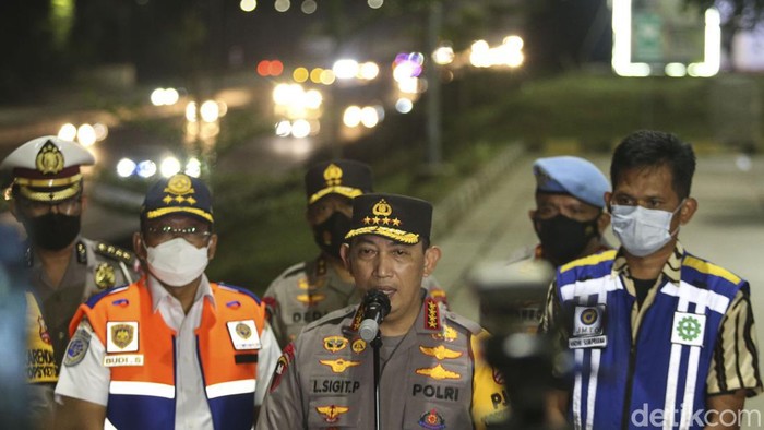 Kapolri Jenderal Listyo Sigit Prabowo meninjau langsung hari pertama penerapan one way dan Ganjil Genap di Tol Cikampek KM 47 hingga Tol Kalikangkung KM 414.