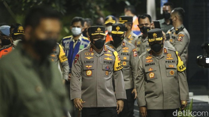 Kapolri Jenderal Listyo Sigit Prabowo meninjau langsung hari pertama penerapan one way dan Ganjil Genap di Tol Cikampek KM 47 hingga Tol Kalikangkung KM 414.