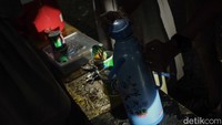 Pedagang menyiapkan mi dalam gelas untuk berbuka puasa. Momen mudik menjadi ladang rezeki tersendiri bagi pedagang minuman dan makanan ringan.