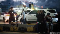 Sembari menunggu giliran naik kapal, mereka segera membatalkan puasa di area dermaga.