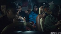 Pemudik berbuka puasa di Pelabuhan Merak, Cilegon, Banten, Jumat (29/4/2022). Azan magrib berkumandang sekitar pukul 17.51 WIB hari ini di lokasi.