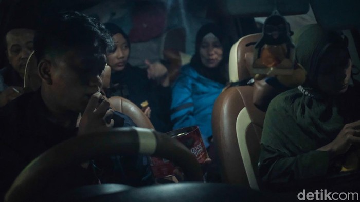 Momen Pemudik Buka Puasa Sambil Menunggu Kapal di Merak Para pemudik berbuka puasa begitu azan magrib berkumandang di Pelabuhan Merak, Banten. Mereka membatalkan puasa sembari menunggu giliran naik kapal, Jumat, 29/4/2022.