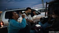 Selain minum untuk melepas dahaga setelah seharian berpuasa, tak sedikit juga pemudik yang merokok.