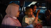Banyak dari mereka berbuka puasa di dalam kendaraan.