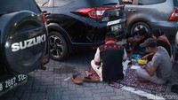 Tidak sedikit juga yang menggelar tikar saat berbuka puasa di dekat mobilnya. Berbuka puasa bersama keluarga di momen mudik menjadi kemewahan tersendiri.