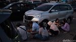 Momen Pemudik Buka Puasa Sambil Menunggu Kapal di Merak