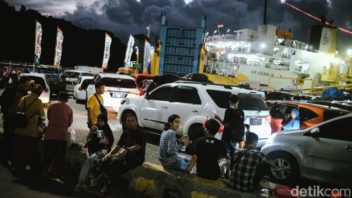 Momen Pemudik Buka Puasa Sambil Menunggu Kapal di Merak Para pemudik berbuka puasa begitu azan magrib berkumandang di Pelabuhan Merak, Banten. Mereka membatalkan puasa sembari menunggu giliran naik kapal, Jumat, 29/4/2022.