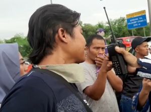 Momen Pemudik Tumpahkan Kekesalan Terjebak One Way ke HT yang Dipegang Polisi