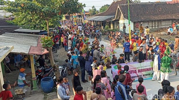 Momen warga tunggu Crazy Rich Grobogan, Joko Suranto, mudik di Desa Jetis, Kecamatan Karangrayung, Jumat (29/4/2022).
