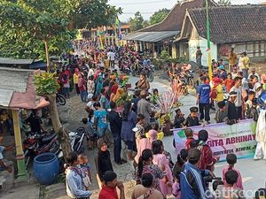 Snapshots: Momen Ribuan Warga Tumpah Ruah Sambut Crazy Rich Grobogan Mudik