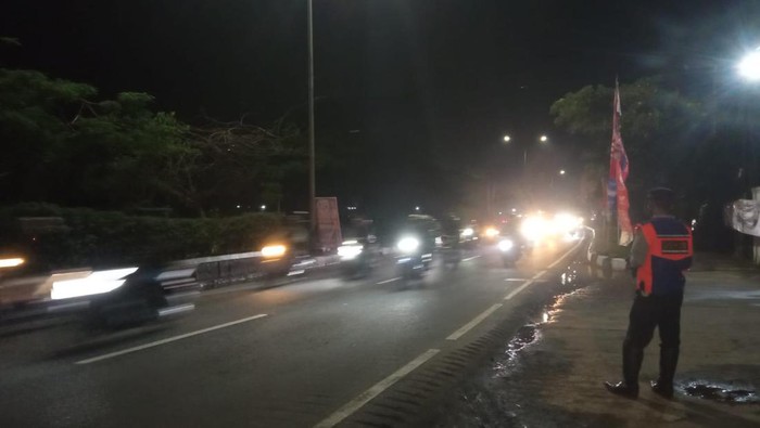 Kondisi lalu lintas di Jalur Pantura, tepatnya di Jalan Rengas Bandung, Kedungwaringin, Bekasi, Jumat (29/4/2022), malam.