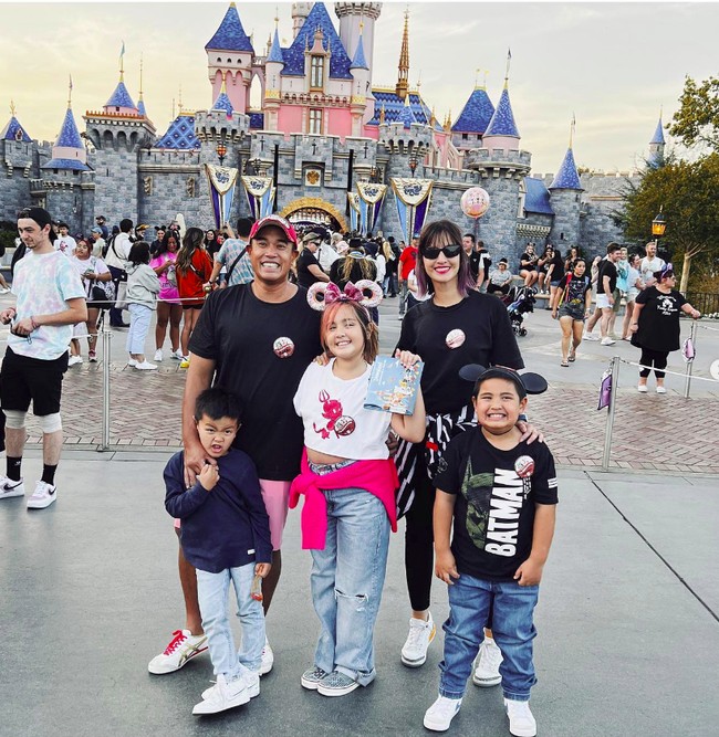 Ardie Bakrie dan Nia Ramadhani akhirnya menghirup udara bebas setelah delapan bulan mendekam di rehabilitasi karena terjerat kasus narkoba. Mereka pun langsung memanfaatkan momen kebebasan itu dengan berlibur bersama ketiga anaknya ke Amerika Serikat sekaligus merayakan Idul Fitri di negara Paman Sam tersebut. (Foto: Instagram/@ramadhaniabakrie)