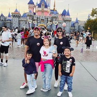 Ardie Bakrie dan Nia Ramadhani akhirnya menghirup udara bebas setelah delapan bulan mendekam di rehabilitasi karena terjerat kasus narkoba. Mereka pun langsung memanfaatkan momen kebebasan itu dengan berlibur bersama ketiga anaknya ke Amerika Serikat sekaligus merayakan Idul Fitri di negara Paman Sam tersebut. (Foto: Instagram/@ramadhaniabakrie)