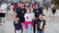 Nia Ramadhani memboyong anak-anaknya ke Disneyland California. Dalam unggahannya, Nia Ramadhani bersyukur bisa berlibur bersama anak-anak dan keluarganya setelah dapat pelajaran besar dalam kehidupan. Foto: dok. Instagram Nia Ramadhani.