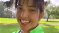 Sang kakak meledek permainan golf Nia Ramadhani yang berantakan karena sudah cukup lama tidak bermain golf. Foto: dok. Instagram Thalita Nugroho.