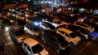 Pada H-4 Hari Raya Idul Fitri 1443 H, Pelabuhan Gilimanuk Bali terus dipadati ribuan kendaraan pemudik. 
