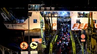 Pemudik sepeda motor memasuki kapal feri di Pelabuhan Gilimanuk, Jembrana, Bali, Kamis (28/4/2022). 