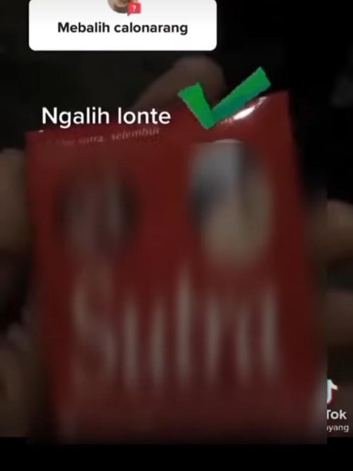 Tangkapan layar pamer alat kontrasepsi di pura yang viral