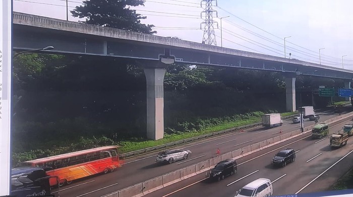 Pantauan CCTV command center PJR Korlantas Polri di Km 29 Tol Japek, Jumat (29/4/2022) sekitar pukul 15.33 WIB. (Yogi Ernes/detikcom).