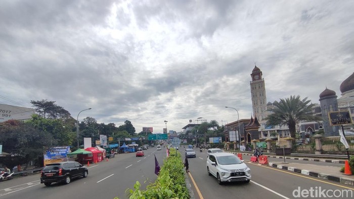 Pantauan di Simpang Gadog, Jumat (29/4/2022) pukul 09.50 WIB (Rizky Adha Mahendra/detikcom).