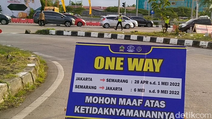 Papan pengumuman one way di Pos PAM Gandulan, Pemalang, sebelum masuk GT Pemalang. Foto diambil Kamis (28/4/2022).