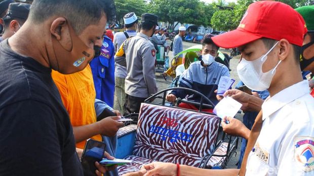 Para penumpang kapal yang hendak menyeberang ke Madura.