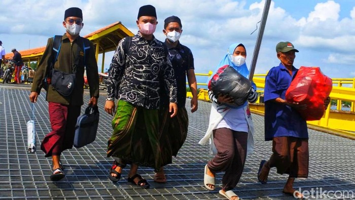 Para penumpang kapal yang hendak menyeberang ke Madura.