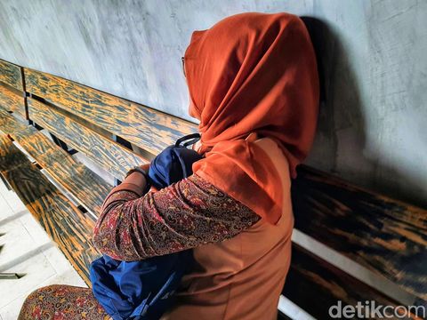 Para penumpang kapal yang hendak menyeberang ke Madura.