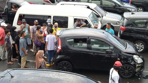 Diduga mengantuk, sebuah mobil pemudik DK 1153 ABM menyeruduk mobil lain saat dalam antrean di dalam parkir Pelabuhan Gilimanuk, Jumat (29/4/2022)