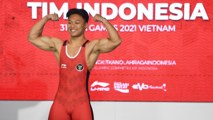 PELUNCURAN JERSEY TIM INDONESIA SEA GAMES 2021 Lifter Rahmat Erwin Abdullah (kiri) bersama pelari gawang Emilia Nova (kedua kiri), karateka Krisda Putri Aprilia (kedua kanan) dan atlet panahan Riau Ega (kanan) menggunakan official jersey untuk SEA Games 2021 saat peluncurannya di Jakarta, Kamis (28/4/2022). Li-Ning menjadi brand official untuk jersey dan apparel tim Indonesia pada perhelatan SEA Games 2021 di Vietnam. ANTARA FOTO/Hafidz Mubarak A/tom.